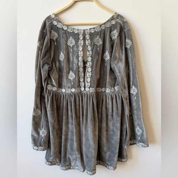 POL Minot Oversized V-Neck Velvet Top - Picture 3 of 9